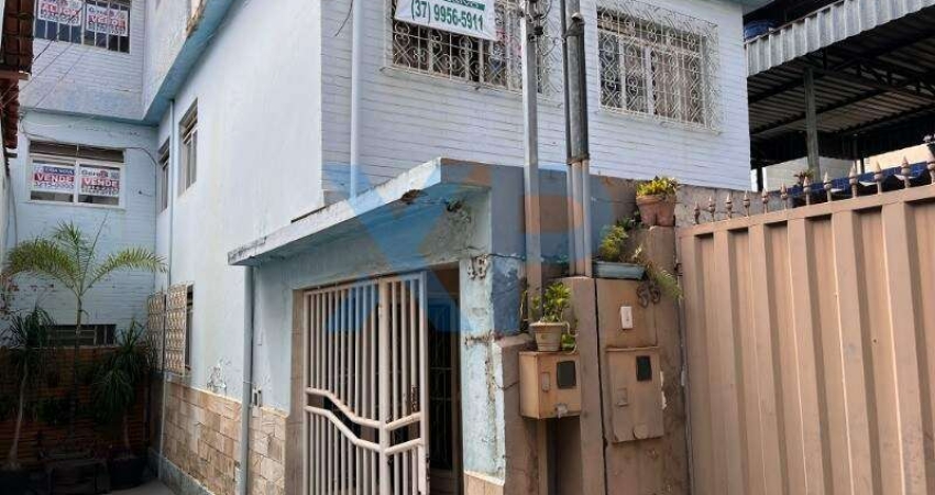Espetacular Casa à Venda no Centro de Divinópolis-MG: 3 Quartos, 2 Salas, 2 Banheiros, 260m² de Área!