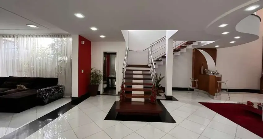 Impecável Casa Duplex de 4 Quartos e 2 Suítes em Divinópolis-MG, Bairro Levindo Paula Pereira - 540m² de Puro Conforto!