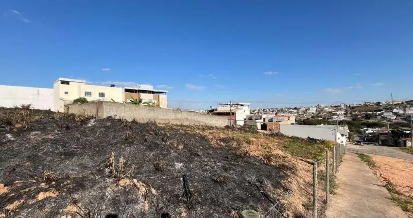 Lote de oportunidade no Rancho Alegre, Divinópolis: Oportunidade de adquiri ate 03 lotes juntos.