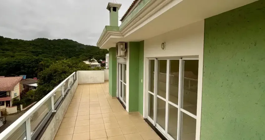 Imperdível cobertura a 700 metros da praia de jurere