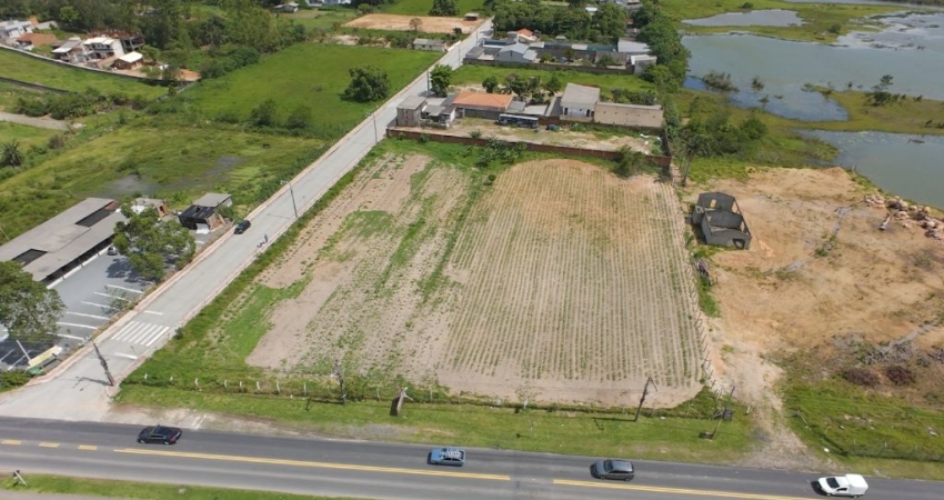 Excelente terreno comercial/residencial em Governador Celso Ramos com 5.950 m², à 1,2 kms da BR-101 e a menos de 3 Kms do Anel Viário da Grande Florianópolis. Ótimo para galpão de centro de distribuiç