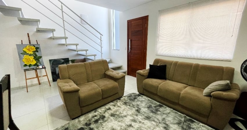 Lindo sobrado com 2 suítes, varanda, em uma localização com muito verde e fácil acesso.