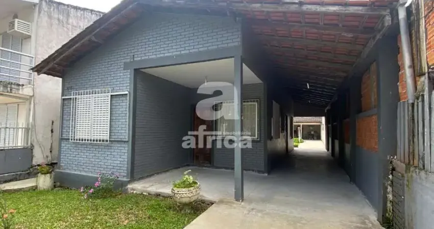 Casa com 3 quartos à venda na Rua Padre Donato, 399, Centro, Guaratuba