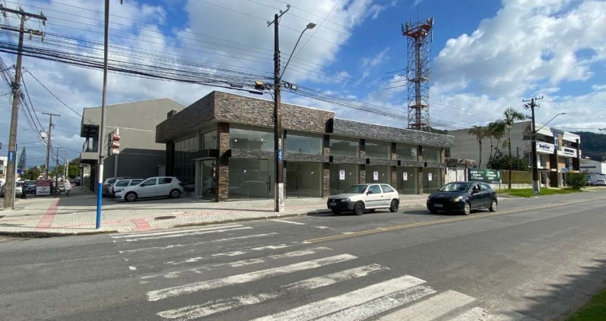 Loja para locação anual em Guaratuba -Sala comercial, 38,00 m2 útil, 2 banheiros e espaço descoberto nos fundos.