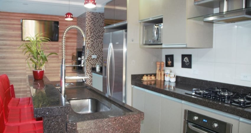 Triplex lindo e em excelente localização no Xaxim - Vale a pena conhecer!