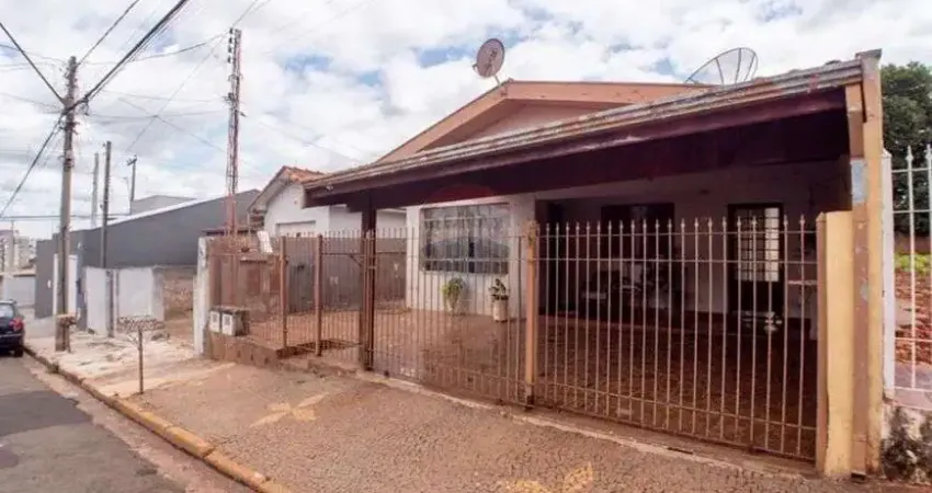 Casa à Venda - 4 quartos - 170m² - por R$380.000,00 - Vila Cordenonsi - Americana