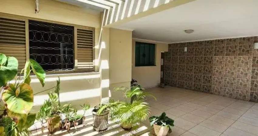 Casa à venda com 3 dormitórios na Vila Independência em Piracicaba-SP