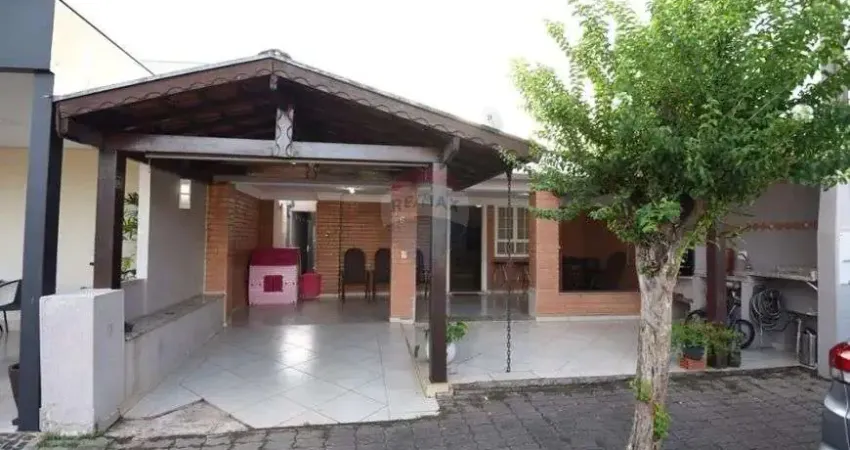 Cada à venda no condominio Petit Village com 3 dormitórios.