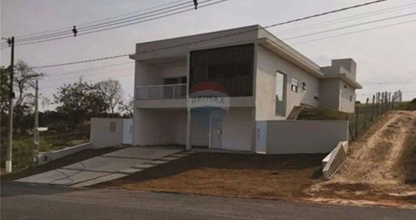Luxuosa Casa de Condomínio à Venda em Araçoiaba da Serra