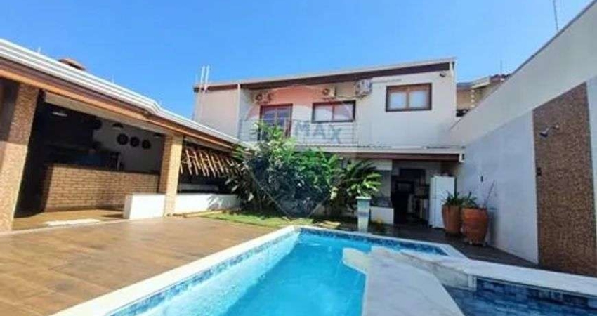 Sobrado para venda possui 228 metros quadrados com 4 quartos