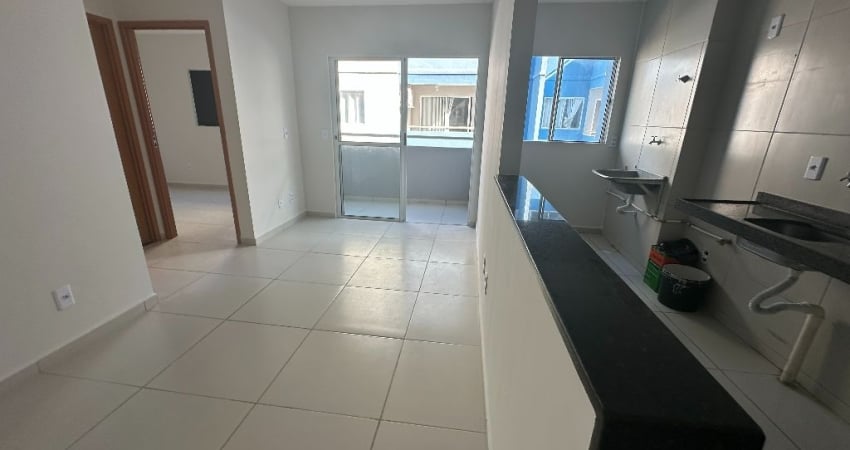Tabuleiro: 2 quartos, varanda e condomínio com piscina – Ideal para morar ou investir