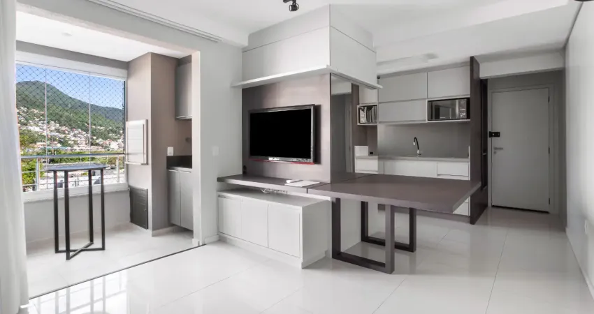 Apartamento com 2 quartos, 100% decorado, beira mar sul com vista parcial.