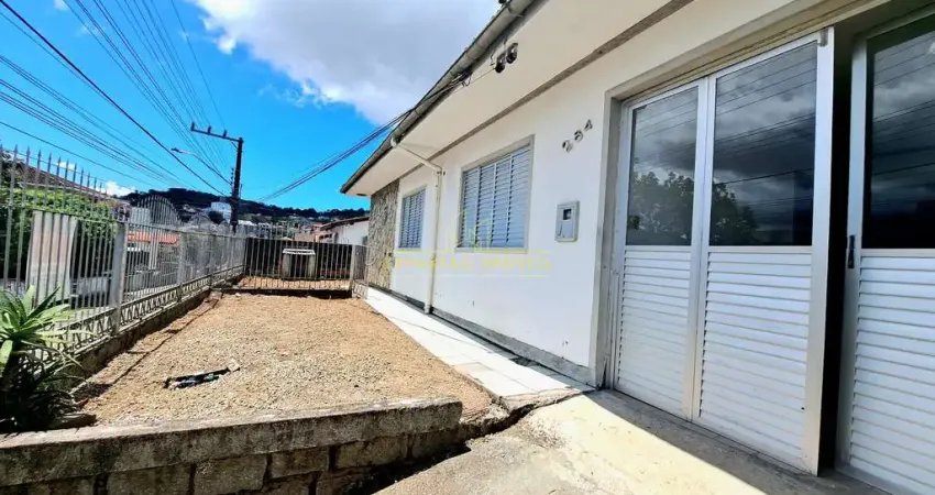 CASA EM FORQUILHINHAS COM 3 DORMITÓRIOS SENDO 1 SUITE. VIZINHANÇA TRANQUILA.