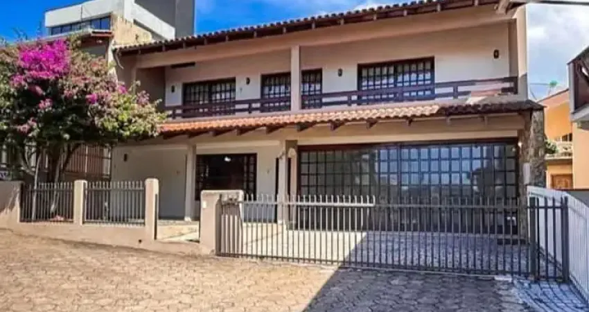 EXCELENTE SOBRADO AVERBADO NO CENTRO DE BARRA VELHA COM 269,92 M² PRIVATIVOS!!