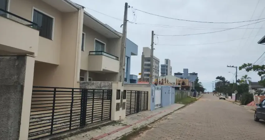 Sobrado com 03 Dormitórios, sendo 01 Suíte, localizado a 200 metros da Praia de Itajuba - Barra Velha