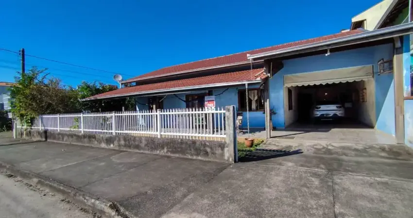 EXCELENTE CASA DE ESQUINA COM AMPLO TERRENO MEDINDO 342,00m² TOTAL