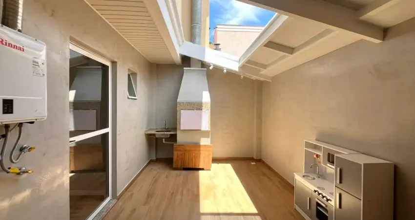 Sobrado impecável em condomínio com espaço gourmet e suíte com sacada pronto para morar no Bairro Novo Mundo