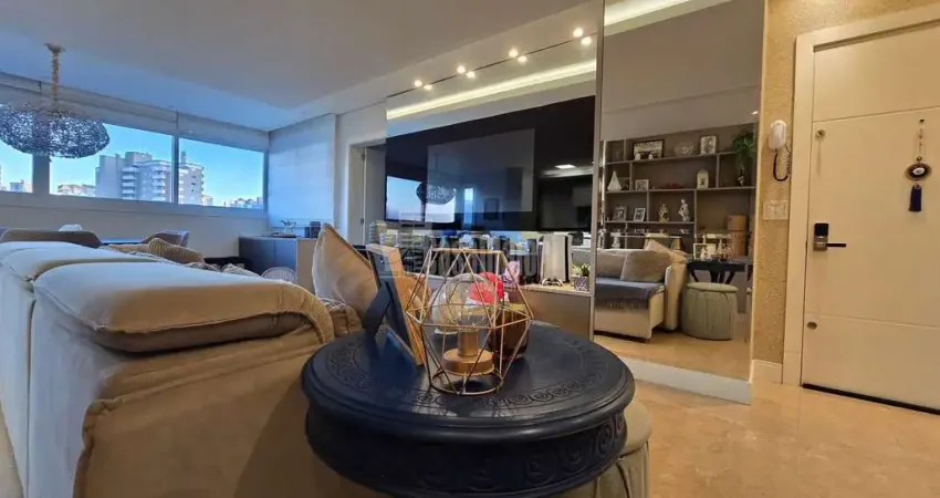 Apto mobiliado de 2 dormitórios, suíte, closet e 3 vagas próximo ao centro