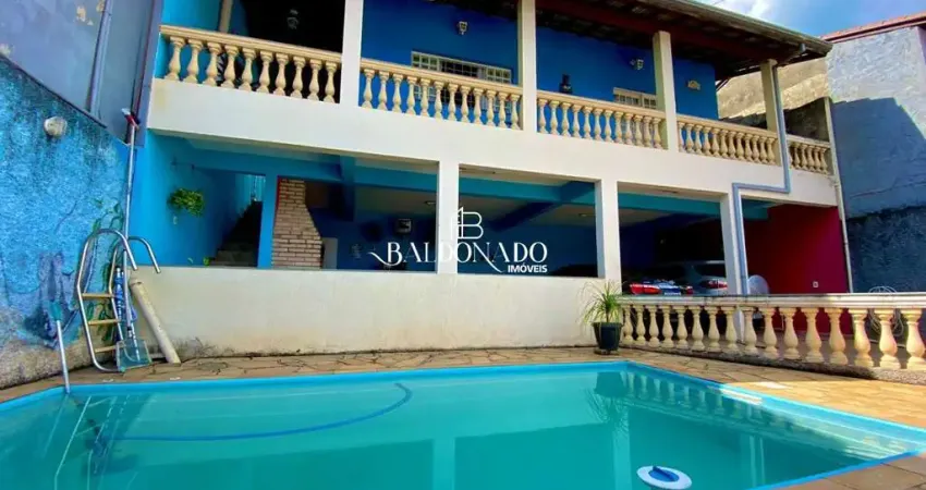 Casa em Extrema MG à venda com Duas Casas, piscina, 300m² de