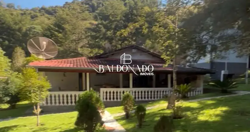 Chácara em Itapeva MG à Venda 10.809m² com escritura piscina
