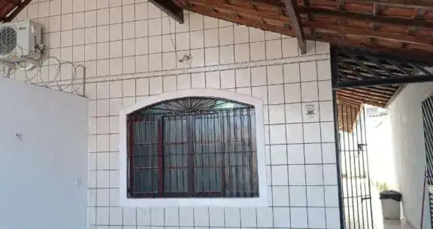 Casa Bairro de Vila Mirim com 125 m² a 300 metros da Praia