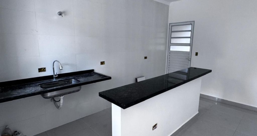 Casa térrea com 3 dormitórios, 1 suíte.
