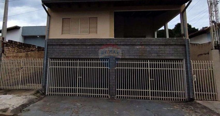 Casa á venda, com 3 quartos, garagem para 2 carros próximo a Avenida Pinheiro Machado