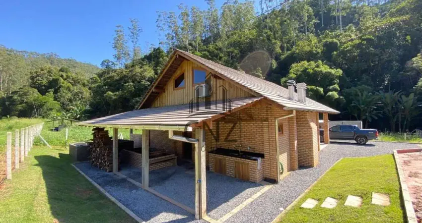 Sítio à venda em Botuverá - SC: 250m² de area construída e  9.000m² de área total, todo plano e lindo!