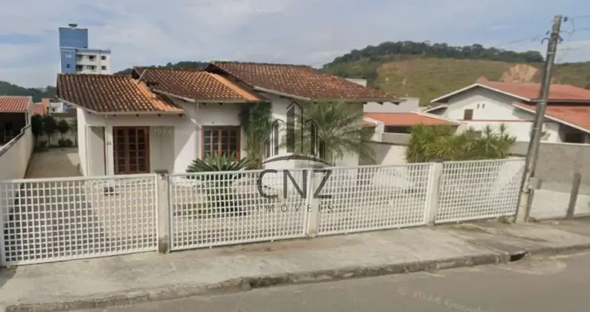 Casa à venda: Residência com 2 quartos sendo uma suíte e garagem em Dom Joaquim, Brusque-SC. 120m2, cozinha planejada, lavanderia ampla.
