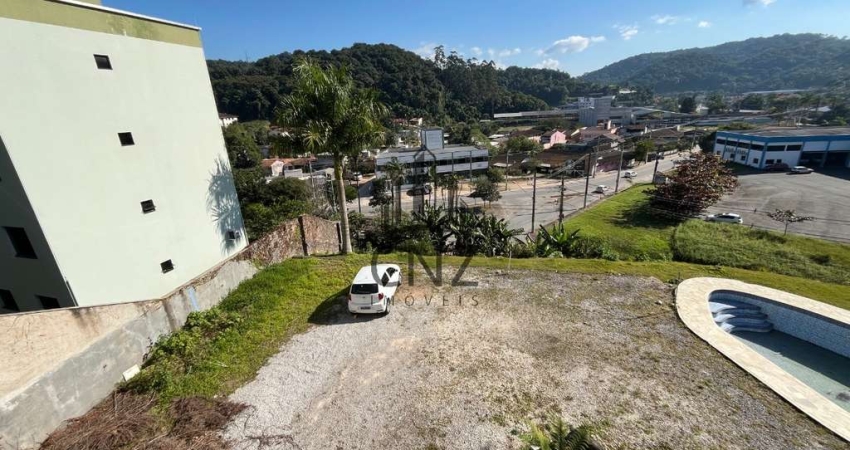 Casa Comercial para Locação em Brusque-SC, Bairro São Pedro: 3 Banheiros e 450m² de Área!