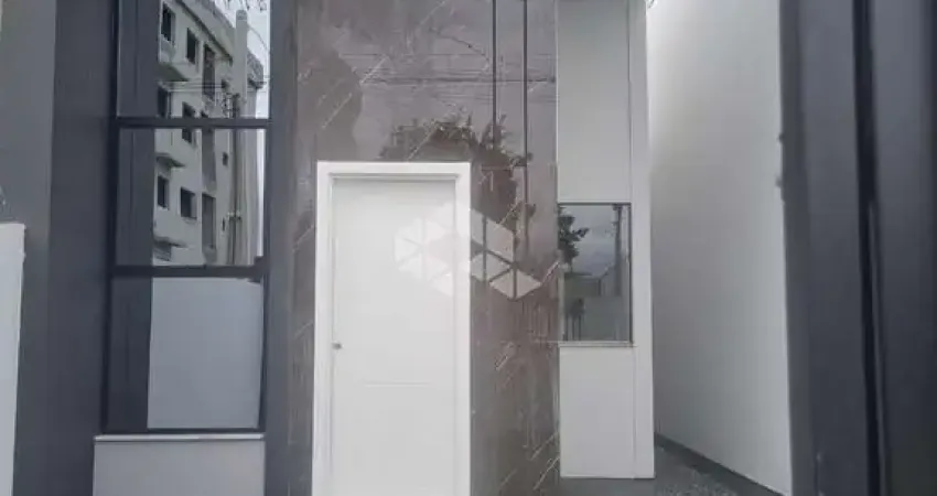 CASA À VENDA EM TIJUCAS - 2 DORMITÓRIOS, 1 SUÍTE E PÉ DIREITO ALTO