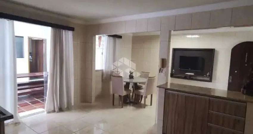 Oportunidade imperdível - casa à venda em joinville com excelente localização! possui 3 quartos, 1 suíte + edícula