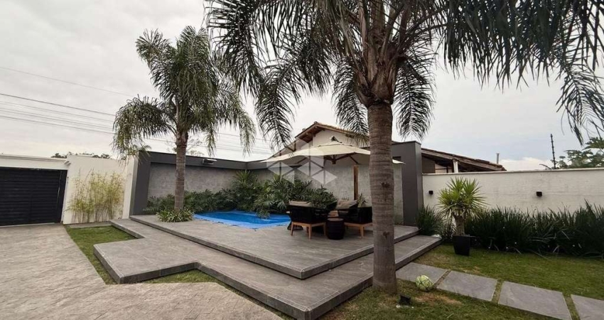 CASA ALTO PADRÃO COM PISCINA E MOBILIADA EM TIJUCAS - PRONTA PARA MORAR!