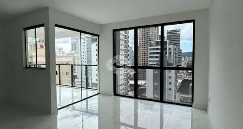 APARTAMENTO COM ÓTIMA LOCALIZAÇÃO NA MEIA PRAIA - ITAPEMA
