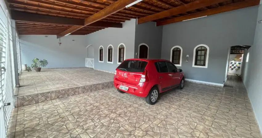 Linda casa , com excelente acabamento , com edícula comple