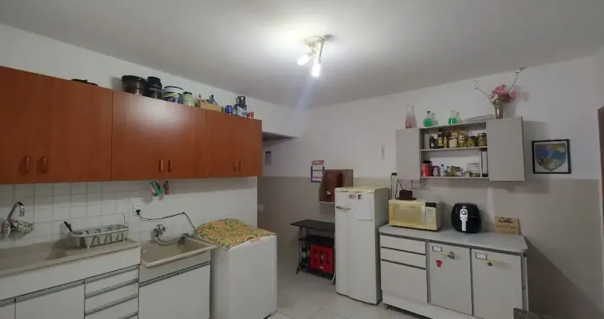Casa c. Cômodos grandes , edícula completa , c. Cômodos grandes