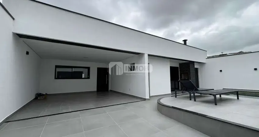 Casa à Venda e Locação na Vila Jaboticabeira, Taubaté – 3 Suítes