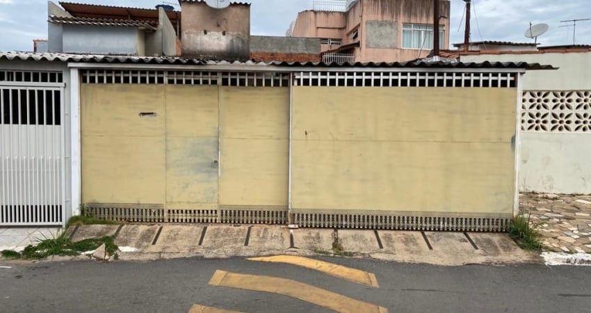 NA QR 406 - CASA DE 03 QUARTOS - ÓTIMA LOCALIZAÇÃO - QD. VALORIZADA. AC. FINANC.