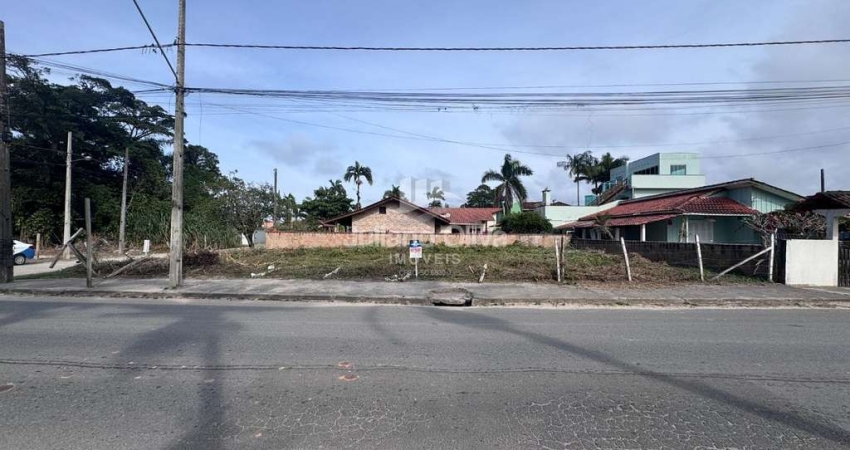 Terreno de Esquina com 384 m² a Poucos Passos da Praia