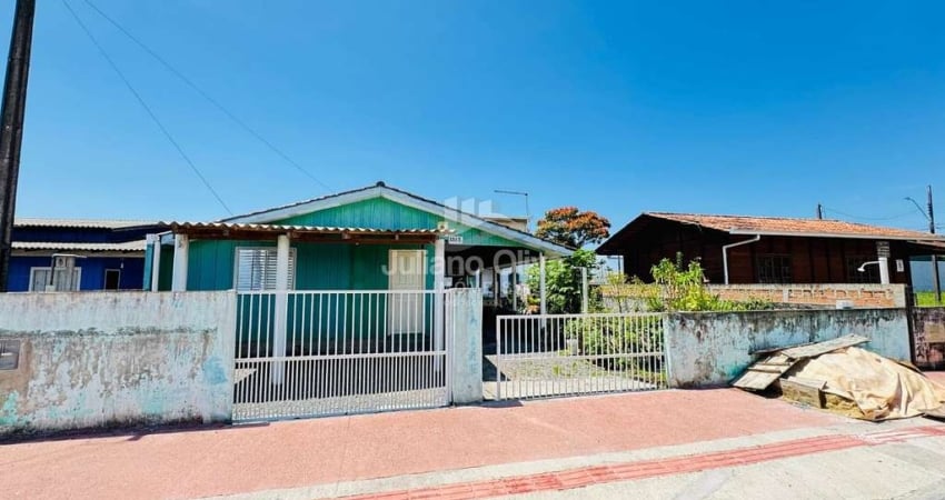 Casa Á Venda com Sobrado nos Fundos -  Barra do Saí