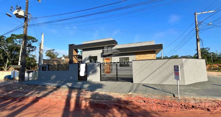 Moderno e bem localizado: Imóvel com piscina no centro de Itapoá