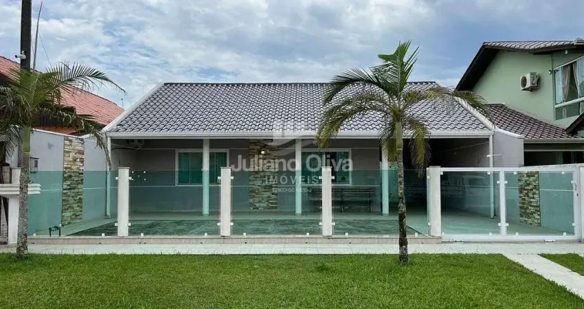 Casa com piscina na quadra do mar com 3 quartos à Venda. Brasilia - Itapoá/SC