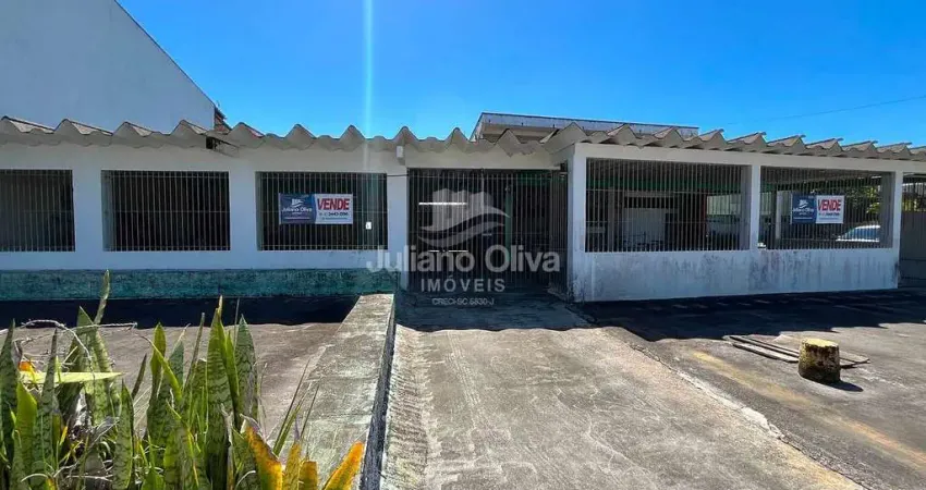 Sobrado à Venda  com Ponto Comercial e 3 quartos - Sai Mirim