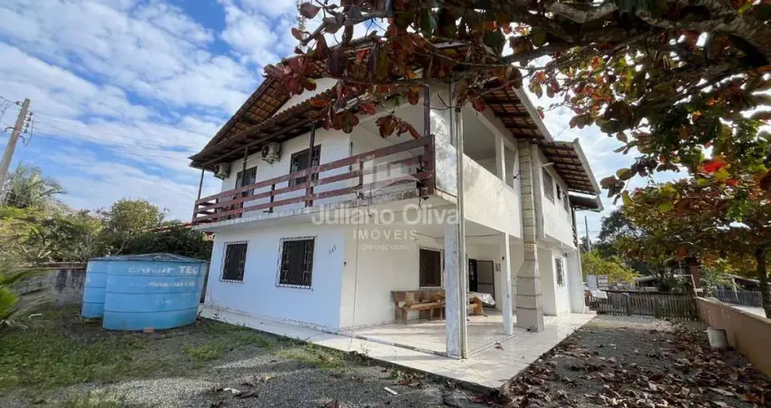 Sobrado de Esquina à 720 metros da Praia na Barra do Saí