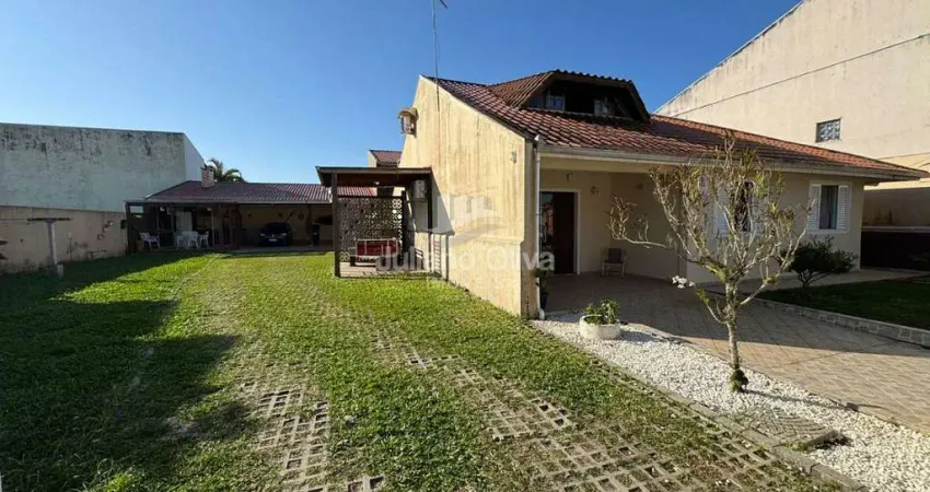 Imóvel Amplo: Casa + Sobrado em Terrenos Unificados à 190m do Mar