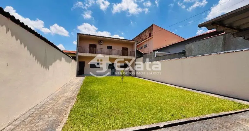 Sobrado com quintal gigantesco – espaco de sobra para sonhar alto - 2 quatros - aceita permuta!