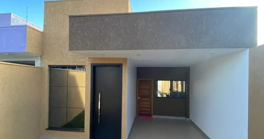 Linda casa toda no porcelanato, com bom espaço e box no banheiro