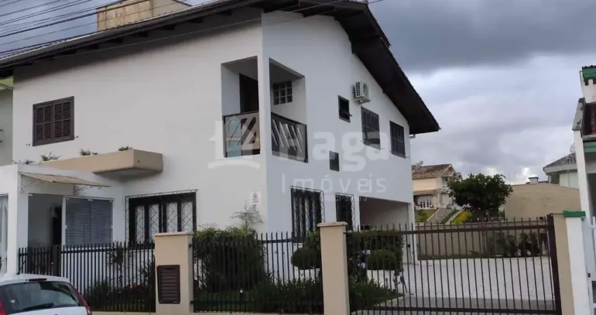 Sobrado à venda no bairro Souza Cruz em Brusque/SC