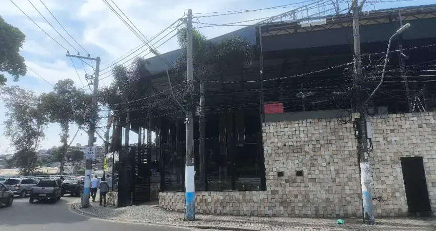 Ótimo ponto, 100 carros por minutos passam na porta.