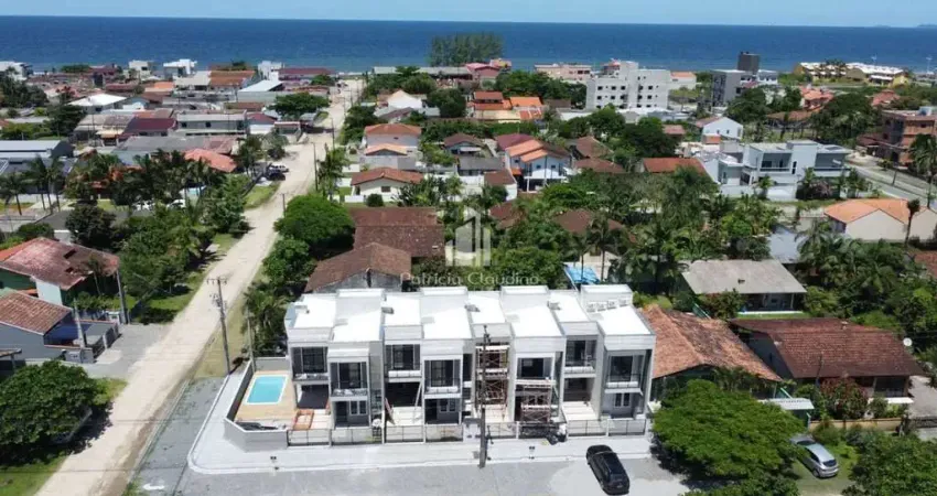 Sobrado com 03 dormitórios possuindo 104m² de (área privativa) próximo da praia